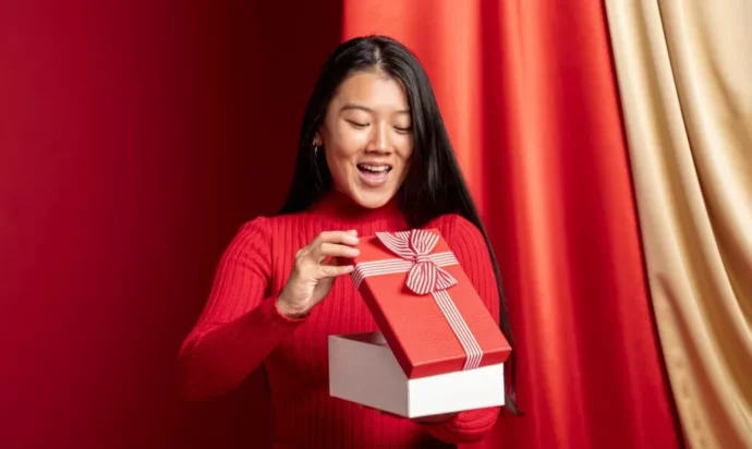 Ilustrasi perempuan yang mendapat hadiah (Freepik)