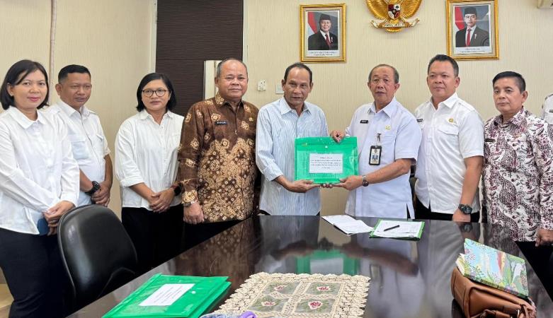 Ketua DPRD  Kalteng Arton S. Dohong bersama jajaran Pemprov Kalteng saat menyerahkan berkas ke Kemendagri, Rabu (12/02/2025). (MMCKALTENG)