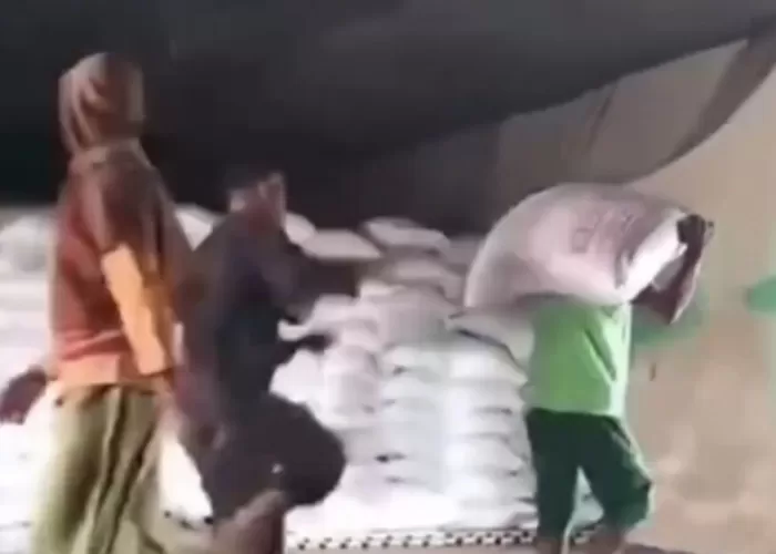 Cuplikan video seorang mandor menendang kuli panggul di Jambi. (Bali Express/Istimewa)