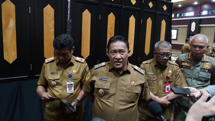 Wagub Kalteng Edy Pratowo didampingi Kadis Kominfosantik Kalteng Agus Siswadi dan Plt Sekda Kalteng, M Katma F Dirun saat diwawancarai media, Senin (24/2).  (MMCKALTENG)