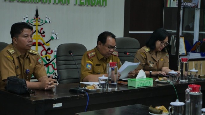 Sekretaris DLH Provinsi Noor Halim saat membuka rapat yang digelar di Aula DLH Kalteng, Senin (24/2/2025). (MMCKALTENG)