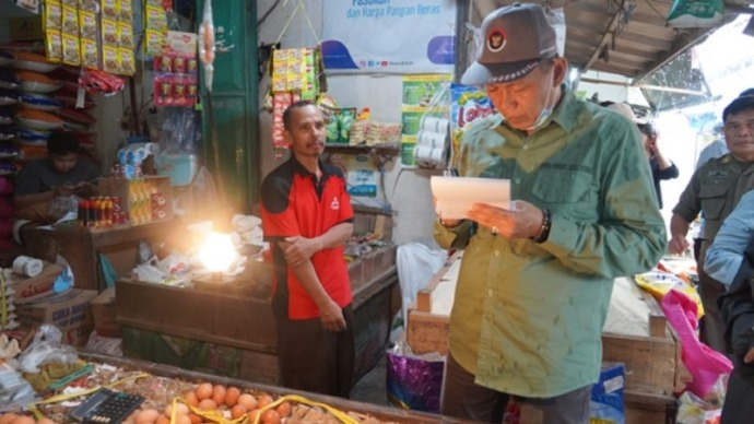 Staf Ahli Gubernur Bidang Ekonomi, Keuangan dan Pembangunan Yuas Elko saat melakukan Pemantauan Harga Pangan di Pasar Tradisional Palangka Raya, Kamis (27/2/2025). (MMCKALTENG)