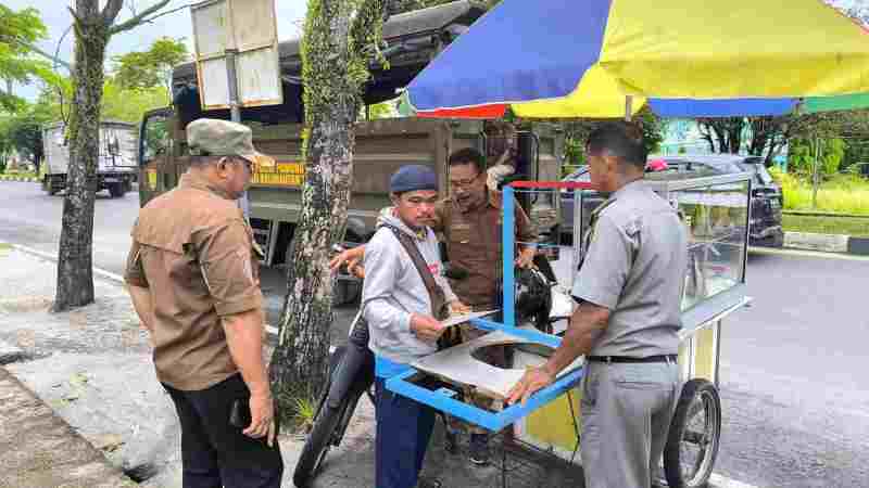 Anggota Satpol PP memberikan pemahaman terkait Perda Nomor 5 Tahun 2021 di Kota Palangka Raya, Kamis (27/2/2025). (MMCKALTENG)