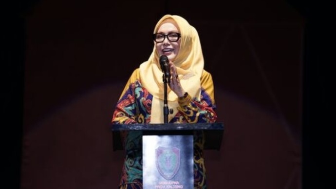 Kepala Dinas Adiah Chandra Sari menyampaikan sambutannya pada pementasan sendratari di panggung terbuka UPT. Taman Budaya Kalteng, Rabu (26/2/2025). (MMCKALTENG)