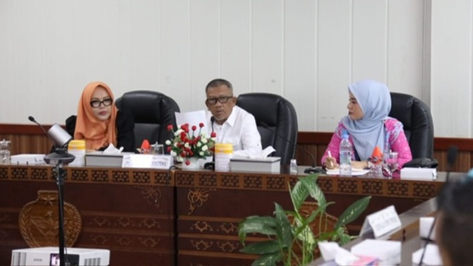 Plt. Sekda Provinsi Kalteng H. M Katma F. Dirun saat pimpin Rapat Persiapan Kegiatan National Halal Fair Tahun 2025 di Kalteng, Jumat (28/2). (MMCKALTENG)