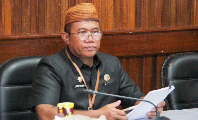 Asisten I Setda Seruyan, Agus Suharto saat memimpin rapat pembahasan Raperda di Aula Kantor Bupati setempat, Senin (10/2). (Foto : Prokom Seruyan)