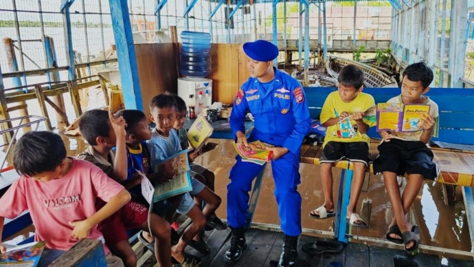 Suasana layanan Pondok Baca Kabupaten Kapuas pada Minggu (16/2). (Humas Polda)