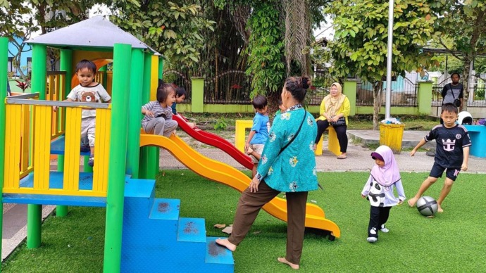 Suasana fasilitas bermain anak di taman Yos Sudarsi, Kota Palangka Raya pada Minggu (16/2). (Jefrie/Prokalteng.co)