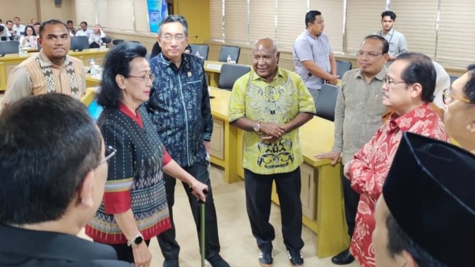 Anggota DPD RI Teras Narang (batik merah) usai mengikuti Rapat Gabungan Panitia Perancang Undang-Undang DPD RI bersama pimpinan alat kelengkapan lainnya, Rabu (19/2). (IST)