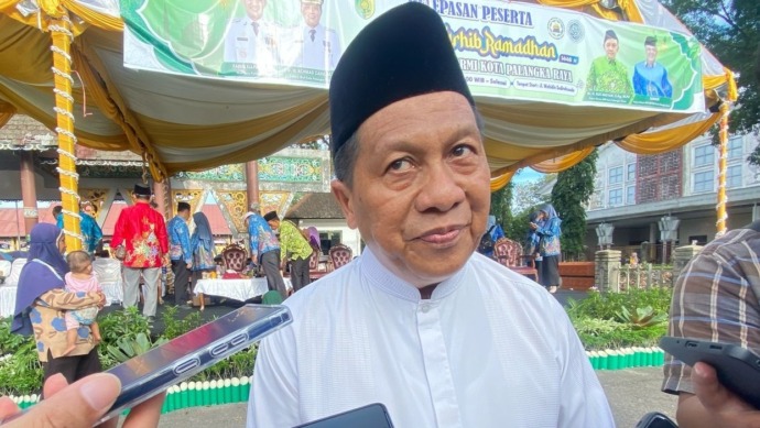 Ketua DPRD Kota Palangka Raya, Subandi diwawancarai awak media usai menghadiri pelepasan peserta Pawai Tarhib Ramadan, Rabu (26/2/2025). (Nando/Prokalteng.co)