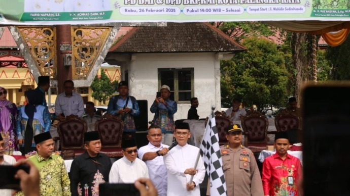 Plt. Asisten Pemerintahan dan Kesejahteraan Rakyat Setda Kota Palangka Raya, Mahdi Suryanto bersama Ketua DPRD Palangka Raya Subandi melepas peserta Pawai Tarhib Ramadan, Rabu (26/2/2025). (Nando/Prokalteng.co)