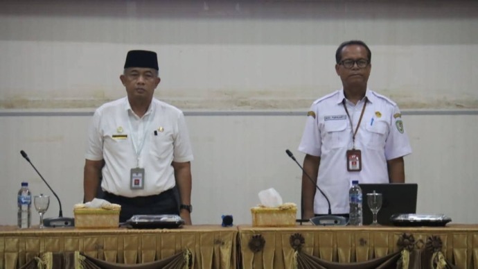 Asisten III Setda Seruyan, Sugian Noor (kiri) saat menghadiri kegiatan rapat kerja di Aula Kantor Bappeda Litbang, Rabu (26/2). (Foto : Prokom Seruyan)