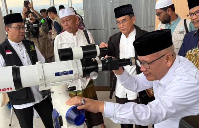 Kepala Kanwil Kemenag Kalteng Noor Fahmi pemantauan rukyat hilal 1 Ramadan di Menara Masjid Raya Darussalam, Jumat (28/2).(HAFIDZ/PROKALTENG)