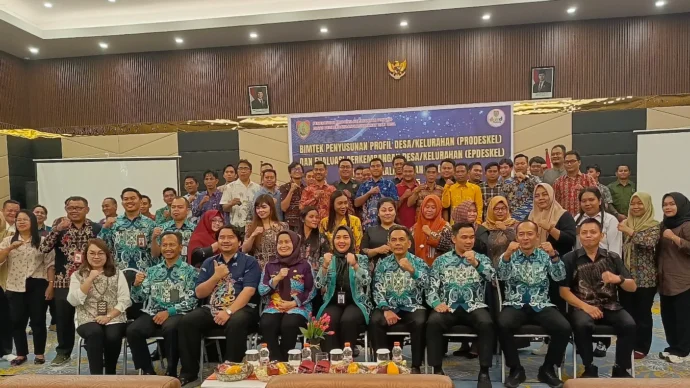 Foto bersama kegiatan Bimtek Prodeskel dan Epdeskel yang dibuka oleh Sekretaris Dinas PMD Kalteng, Etty Aprilya di Palangka Raya, Senin (17/2). (PROKALTENG.CO)