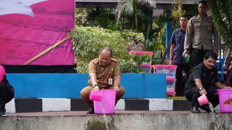 Plh Asisten Pemkesra, Maskur melepas bibit ikan di Pekarangan Pangan Lestari Ditlantas Polda Kalteng, Senin (24/2). (MMCKALTENG)