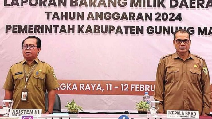 Asisten III Gumas, Letus Guntur bersama Kepala BKAD Gumas, Hardeman Serang saat menyusun barang milik daerah, belum lama ini. (IST)