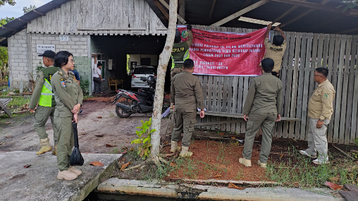 DPKUKMP Kota Palangka Raya bersama Satpol PP memasang spanduk peringatan di beberapa titik sebagai bentuk teguran kepada wajib retribusi, Jumat (31/1/2025). (IST)