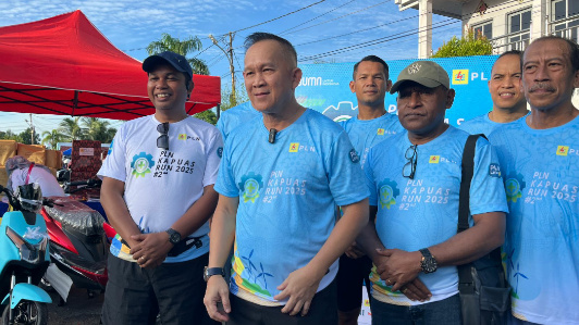 Sekda Kabupaten Kapuas, Septedy (dua kiri) saat diwawancarai awak media, Minggu (2/2/2025) (Mutia/Prokalteng.co)