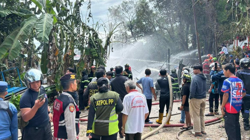 Kebakaran rumah di Jalan S Parman kawasan belakang Tugu Soekarno, Kota Palangka Raya, Sabtu (1/2). (Humas Polresta)