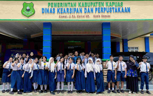 Kepala Disarpustaka Kapuas, H. Suwarno Muriyat bersama siswa SMPN 1 Selat Kapuas. (IST)