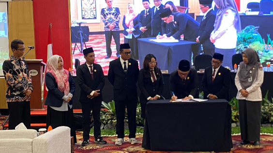 Ketua KPU Kota Palangka Raya, Joko Anggoro saat menandatangani berita acara, (6/2/2025) malam. (Fernando/Prokalteng.co)