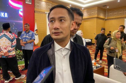 Wali Kota Palangka Raya, Fairid Naparin didampingi wakilnya Achmad Zaini saat diwawancarai awak media usai mengikut Rapat Pleno (Fernando/Prokalteng.co)