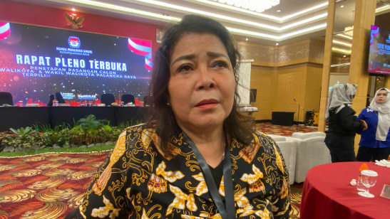 Ketua DPC PDI Perjuangan Kota Palangka Raya, Nenie Adriati Lambung saat diwawancarai awak media usai mengikuti rapat pleno (Fernando/Prokalteng.co)