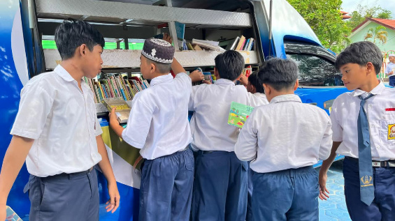 Layanan mobil perpustakaan keliling Dispursip Seruyan saat menyambangi sekolah di Kuala Pembuang. (Foto : Dispursip Seruyan)