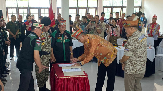 Pj Wali Kota Palangka Raya, Akhmad Husain saat menandatangani berita acara, Sabtu (15/2/2025). (Nando/Prokalteng.co)