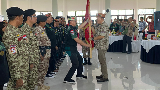 Ketua Umum DPP Gerdayak Indonesia, Kalimantan Tengah, Drs. Yansen A. Binti saat melantik Anggota Gerdayak Indonesia Kota Palangka Raya, Sabtu (15/2/2025). (Nando/Prokalteng.co)