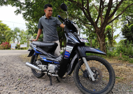 Najib saat memperlihatkan beberapa part variasi sepeda motor Honda Supra X miliknya. (Foto : Edy/Prokalteng.co)