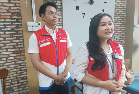 Pjs Area Manager Commrel & CSR PT Pertamina Patra Niaga Regional Kalimantan, Risky Diba Avrita (kanan) didampingi Brand Manager Pertamina, Yasir Huwaydi saat diwawancarai awak media (Foto : IST)