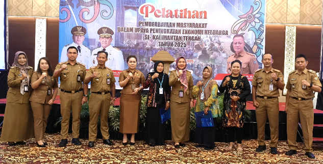 Foto bersama peserta pelatihan kewirausahaan yang dilaksanakan Dinas PMD Kalteng di Palangka Raya, Selasa (18/2/2025). (IST)