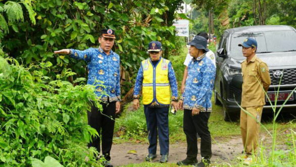 Tim Gabungan Pemko Palangka Raya saat memantau Pembersihan Drainase di Jalan Temanggung Tilung I pada Senin (17/2/2025) lalu. (Foto : MC Palangka Raya)