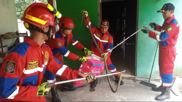 Proses evakuasi ular kobra masuk ruko air minum isi ulang di Jalan Danau Rangas, Kota Palangka Raya pada Jumat (21/2). (DPKP Kota)