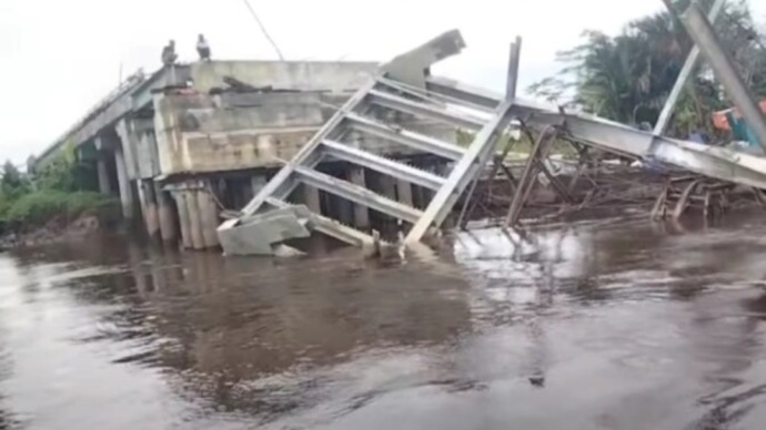 Jembatan Terusan Raya di Terusan Muara Rey 2, ambruk pada Sabtu (22/2/2025) petang. (IST)