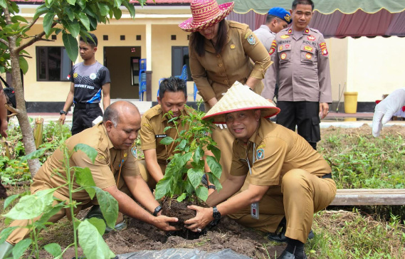 Asisten III Setda Seruyan, Sugian Noor bersama pejabat lainnya saat menghadiri kegiatan dan penanaman di lahan pekarangan pangan di Polres Seruyan, Senin (24/2). (Foto : Prokom Seruyan)