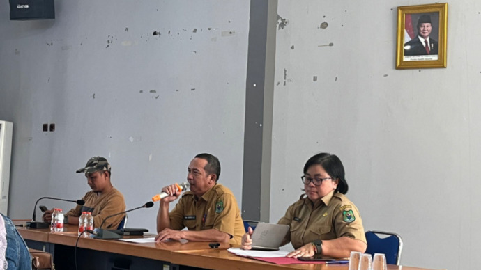 Kepala Dinas PUPRPKPP Kapuas, Drs. Yan Hendri Ale, MT. saat kegiatan press release di Aula Kantor PUPRPKPP Kapuas, Senin (24/2). (Mutia/Prokalteng.co)