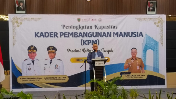 Kepala Dinas PMD Kalteng H Aryawan saat membuka kegiatan peningkatan kapasitas kader KPM Provinsi Kalteng, Senin (24/2). (PROKALTENG.CO)