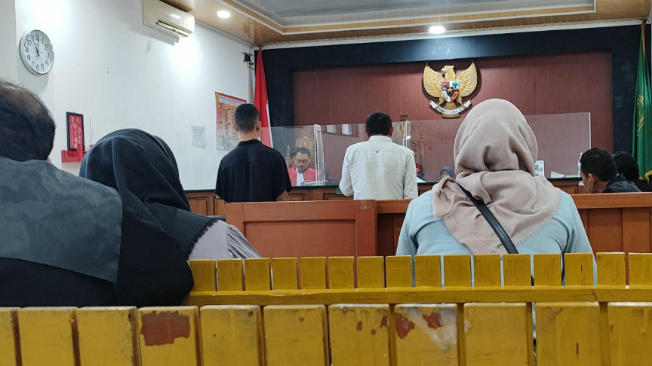 Sidang kasus peredaran narkoba 14,21 gram di Pengadilan Negeri Palangka Raya pada Senin (24/2). (Jefrie/Prokalteng.co)