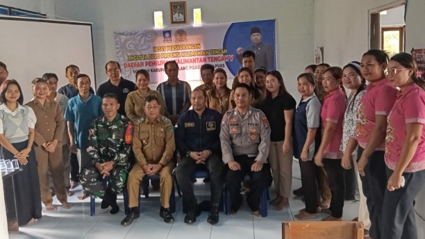 Wakil Ketua Komisi III DPRD Kalteng, Tomy Irawan Diran (duduk jas hitam) bersama Aparatur Desa, Babinsa dan Bhabinkamtibmas Desa Lawang Kajang pada saat Reses, Senin (24/2/2025). (IST)