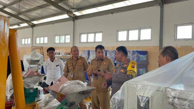 Diskoperindag Seruyan bersama Polres Seruyan saat mengecek alat pengolahan pakan ikan di Sentra IKM yang berada di Desa Sungai Undang, Kecamatan Seruyan Hilir baru-baru ini. (Foto : IST)