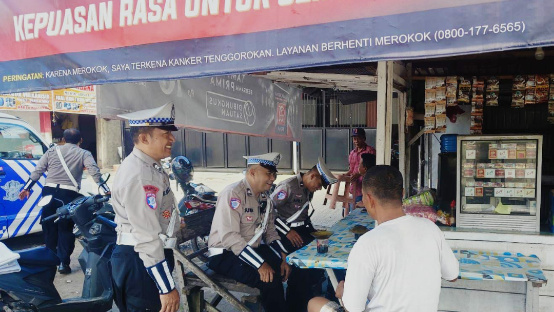 Sosialisasi pentingnya tertib berkendara di Jalan Tjilik Riwut, Kota Palangka Raya pada Selasa, (25/2). (Humas Polresta)