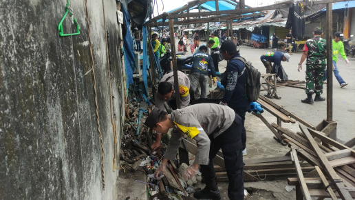 Kegiatan gotong royong membersihkan sampah di komplek Pasar Besar, Kota Palangka Raya pada Jumat (28/2). (Humas Polresta)