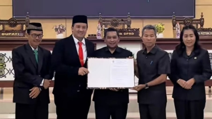 Bupati dan Wakil Bupati Lamandau terpilih, Rizky Aditya Putra dan Abdul Hamid, saat ditetapkan di DPRD Lamandau, dipimpin oleh Ketua DPRD Herianto dan Penjabat Bupati Lamandau, Said Salim. (FOTO: ISTIMEWA)