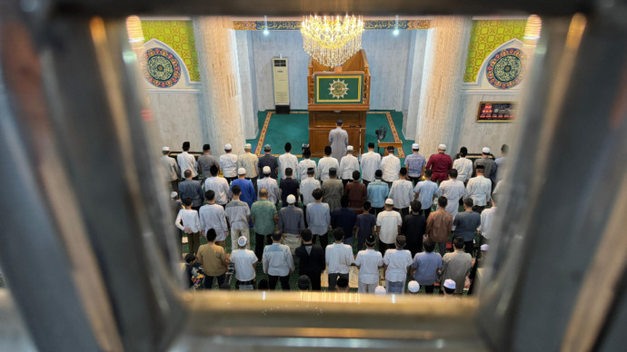 Pelaksanaan Salat Tarawih warga Muhammadiyah di Masjid Darul Arqam, Palangka Raya , Jumat (28/2). (HAFIDZ/PROKALTENG)