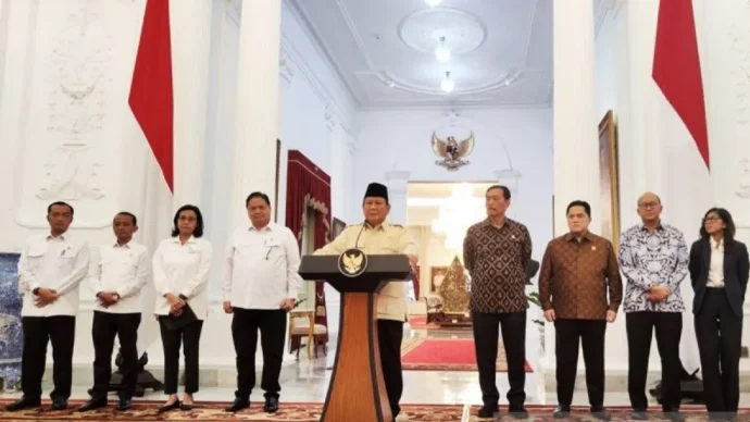 Presiden RI Prabowo Subianto mengumumkan PP Nomor 8 Tahun 2025 dan sejumlah kebijakan ekonomi lainnya di Istana Merdeka Jakarta, Senin (17/2/2025). ANTARA/Mentari Dwi Gayati/am.