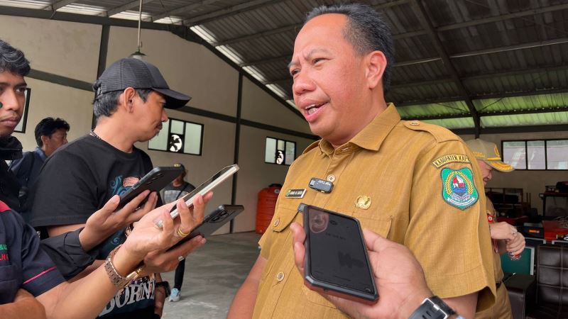 Asisten III Setda Kapuas, Ahmad M.Saribi S.Si., sekaligus Plt Kalaksa BPBD Kabupaten Kapuas saat menghadiri Kegiatan Pelepasan Bantuan Logistik Bencana Banjir, Senin (10/2/2025). (Mutia/Prokalteng.co)