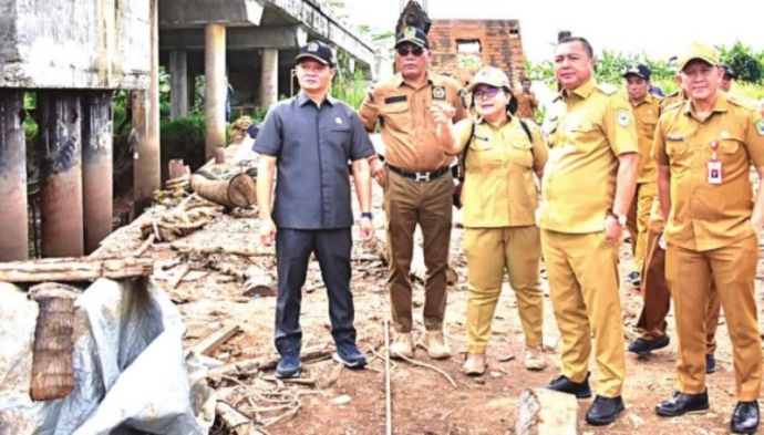 Anggota DPRD Kabupaten Kapuas, Eli Setiadi dan H Saferaniansyah bersama Wakil Bupati Kapuas Dodo (dua kanan), Sekretaris Daerah Kapuas Septedy dan Kepala Dinas PUPRPKP Kapuas Yan Hendrie Ale meninjau jembatan yang ambruk, Senin (24/2). (IST)