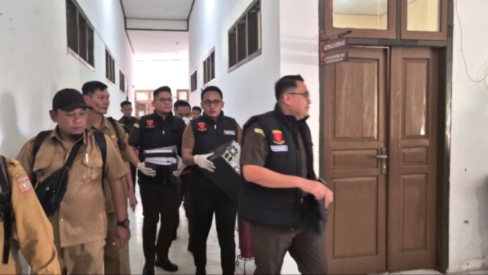 Penggeledahan di Dinas Perikanan dan Ketahanan Pangan Kobar pada Senin (10/2/2025). (IST)